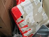 une boîte en carton remplie de boîtes et d'autres objets dans une pièce