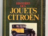 la couverture d'un livre sur laquelle figure l'image d'une vieille voiture