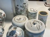 de nombreux types de vases et de bols sur la table