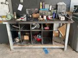 un établi sur lequel sont posés de nombreux objets, dans un garage