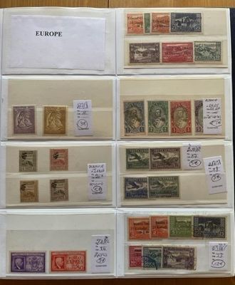 Plusieurs types de timbres sont exposés dans un classeur posé sur une table
