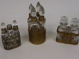 trois petites bouteilles en verre et une petite bouteille en verre avec un bouchon doré
