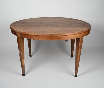 Table ovale en bois naturel, pieds gaines.