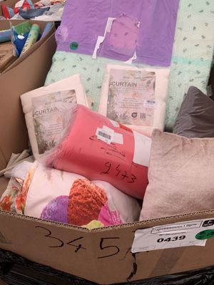 une boîte en carton remplie de divers articles destinés à la vente