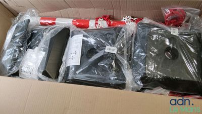 une boîte en carton contenant un certain nombre d'objets