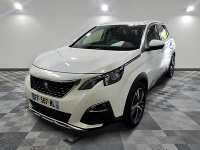 la voiture blanche est garée dans le garage sur un sol en damier