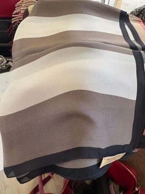 une couverture posée sur une valise