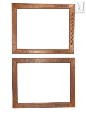 deux cadres en bois avec un fond blanc sur fond blanc