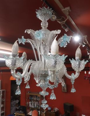 un lustre en verre suspendu au plafond d'une pièce