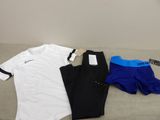 trois paires de sous-vêtements et un t-shirt posés sur un canapé