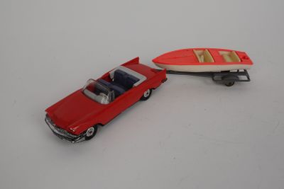 une petite voiture avec une planche de surf à l'arrière