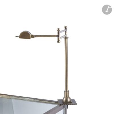 une image représentant une lampe posée sur un miroir