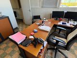une photo d'un bureau très encombré