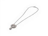 collier plaqué argent avec un pendentif en forme de cœur sur une longue chaîne