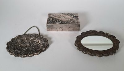 trois objets d'argenterie anciens, à savoir un miroir, un miroir et une boîte
