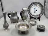 beaucoup d'objets en argent posés sur une table