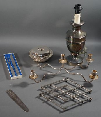 Lot de METAL argenté comprenant pied de lampe balustre (H.