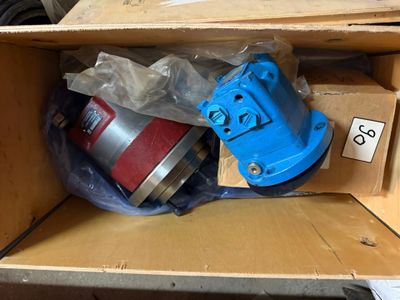 une boîte contenant un robinet bleu et d'autres objets