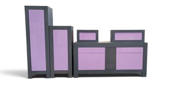 Ensemble de meubles de chambre à coucher violet et noir sur fond blanc