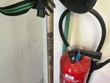 un extincteur et une borne d'incendie dans une pièce