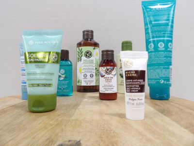 de nombreux types de produits de soins de la peau posés sur une table