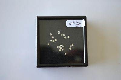 une image représentant une petite boîte noire parsemée de points blancs