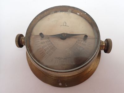 un gros plan d'une horloge posée sur une surface blanche