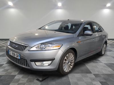 La voiture est garée sur le sol à damier du showroom.