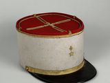 une image représentant un chapeau blanc et rouge orné d'une étoile