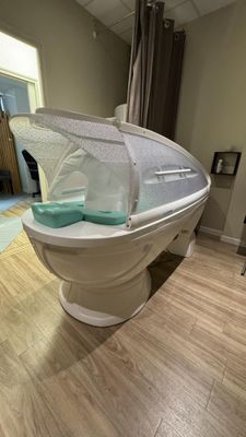 des toilettes blanches posées sur un plancher en bois dans une pièce