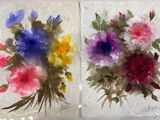 deux peintures représentant des fleurs, réalisées sur une feuille de papier