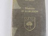 un livre posé sur une table