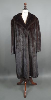 une image d'un manteau de fourrure sur un mannequin