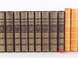 plusieurs livres sont alignés sur une surface blanche