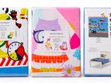 deux livres sont posés l'un à côté de l'autre sur une surface blanche