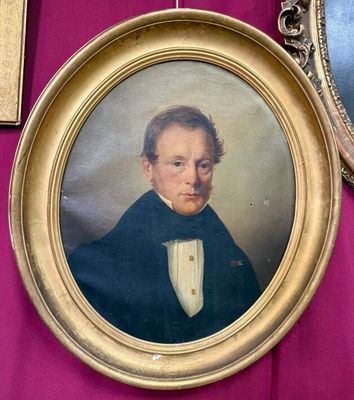 un tableau représentant un homme en smoking, dans un cadre doré