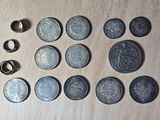 un lot de pièces de monnaie posées sur une table