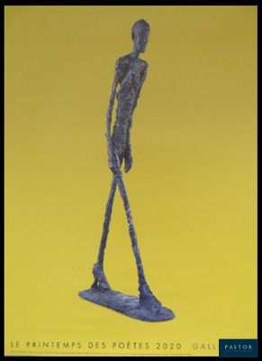 sculpture représentant un homme debout sur une planche de surf devant un fond jaune