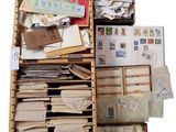 une boîte en bois remplie d'une multitude de courriers et de timbres