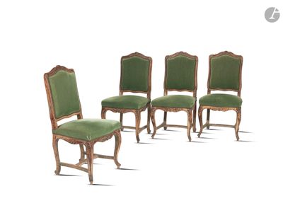 quatre chaises avec un revêtement vert, un revêtement vert, un revêtement vert, un revêtement vert, un revêtement vert, un revêtement vert, un revêtement vert, un revêtement vert