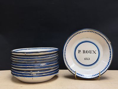 deux assiettes et un bol posés sur une table, sur fond noir