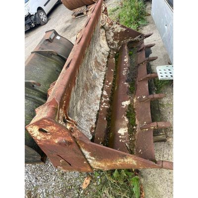 un siège de tracteur tout rouillé, abandonné sur le bord de la route