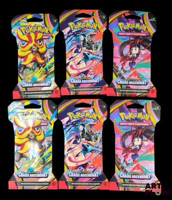 Quatre paquets de cartes à collectionner Pokémon sont exposés dans une vitrine.