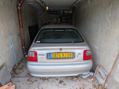 une voiture garée dans un garage