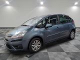 Une Citroën de 2012 dans un showroom au sol en damier