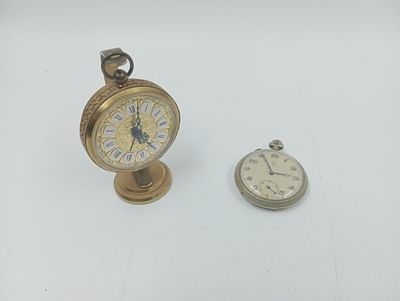 deux horloges placées l'une à côté de l'autre sur une table