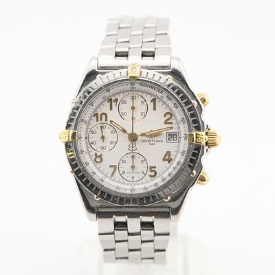 gros plan d'une montre sur une surface blanche