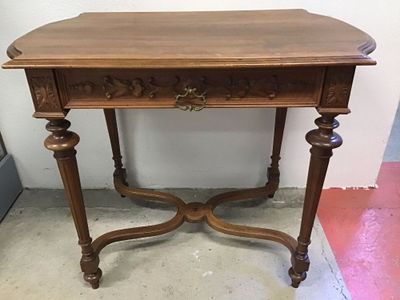 une petite table en bois surmontée d'un tiroir