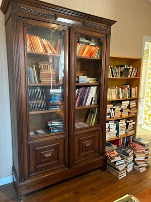 une bibliothèque contenant de nombreux livres dans une pièce