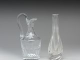 deux vases en verre posés l'un à côté de l'autre sur une table